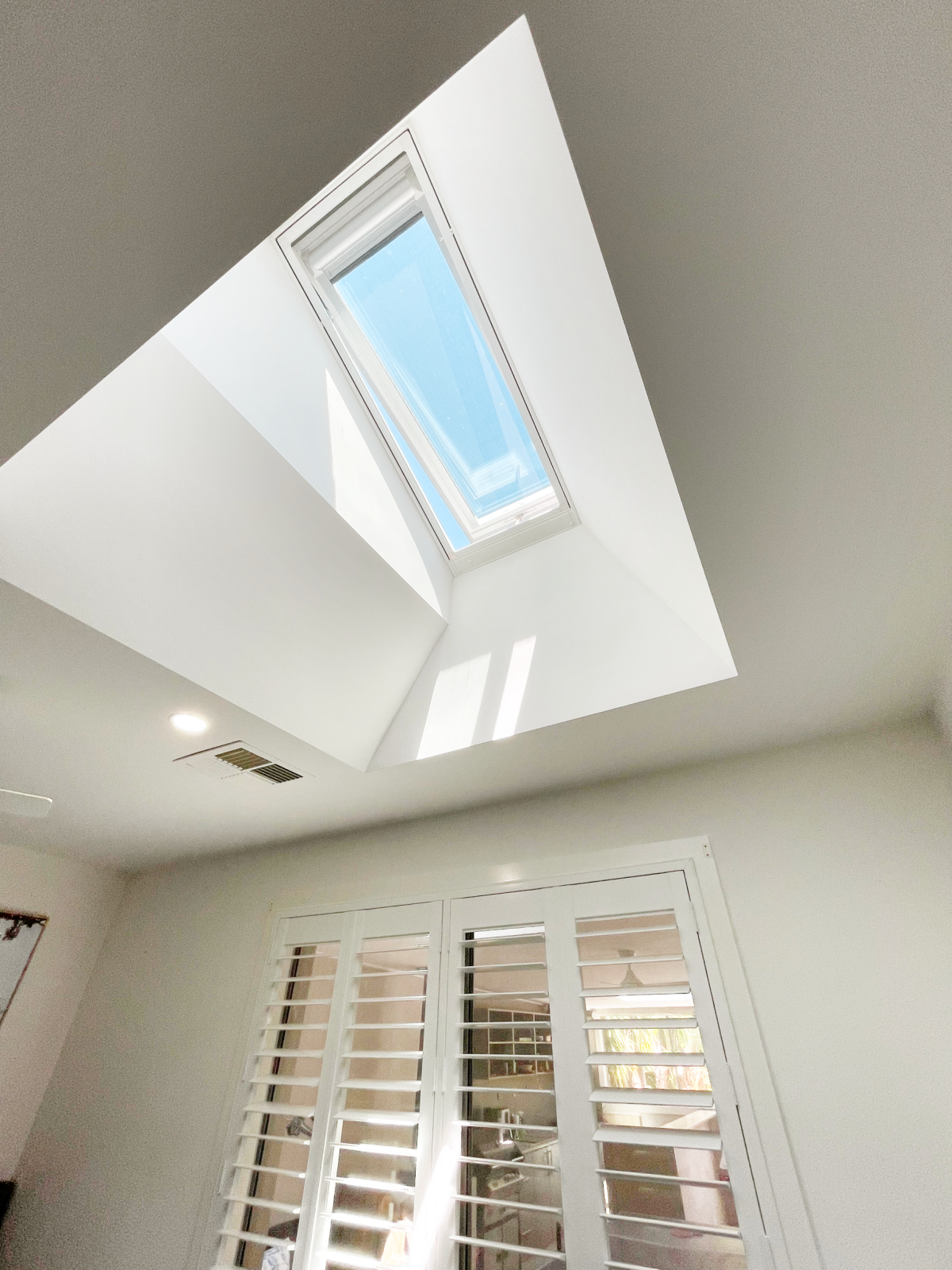 Opening keylight skylight in a ceiling